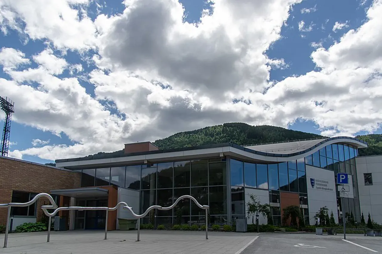 sogndal_vidaregaande_skule_inngangsparti_fosshaugane_campus.jpg