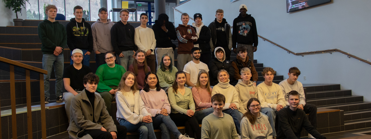 Bak frå venstre: Rakeb, Eirik, Ivar-Andrè, Frederick og Aisha. Framme frå venstre: Jessica og Tonje.