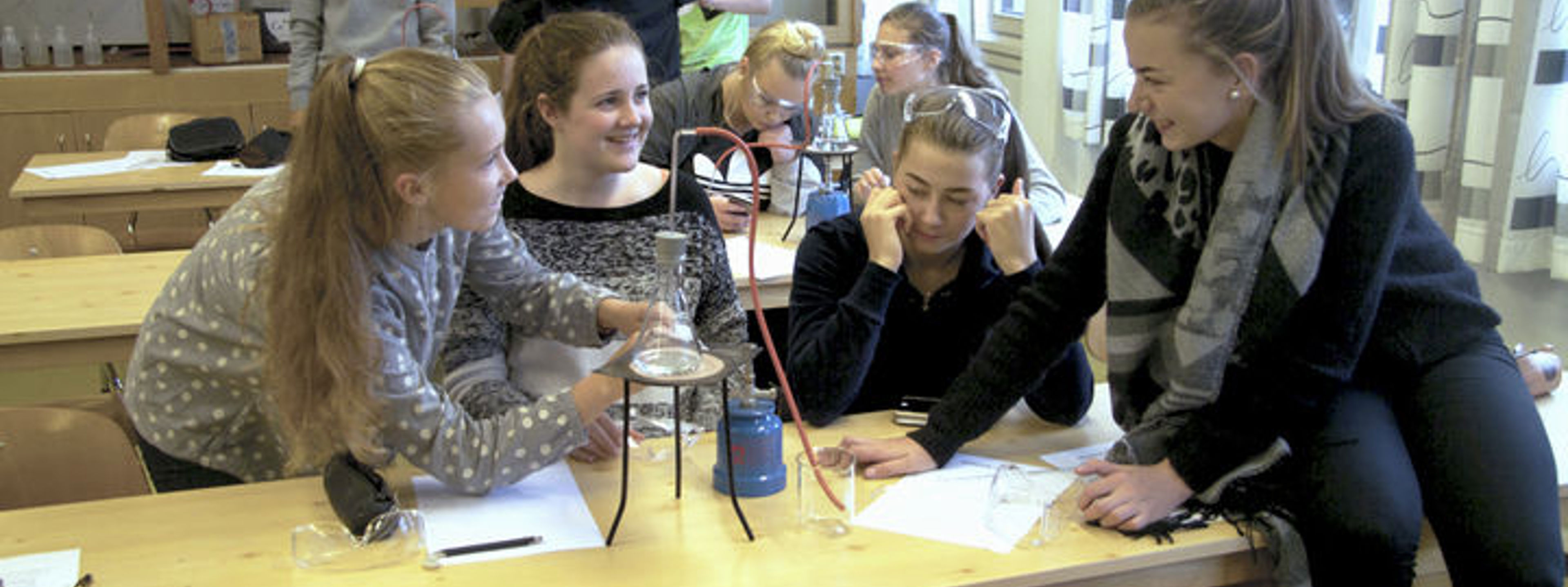 Elevar som utfører laboratorieøving i naturfag  