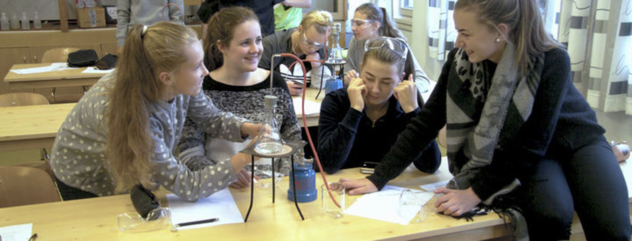 Elevar som utfører laboratorieøving i naturfag  