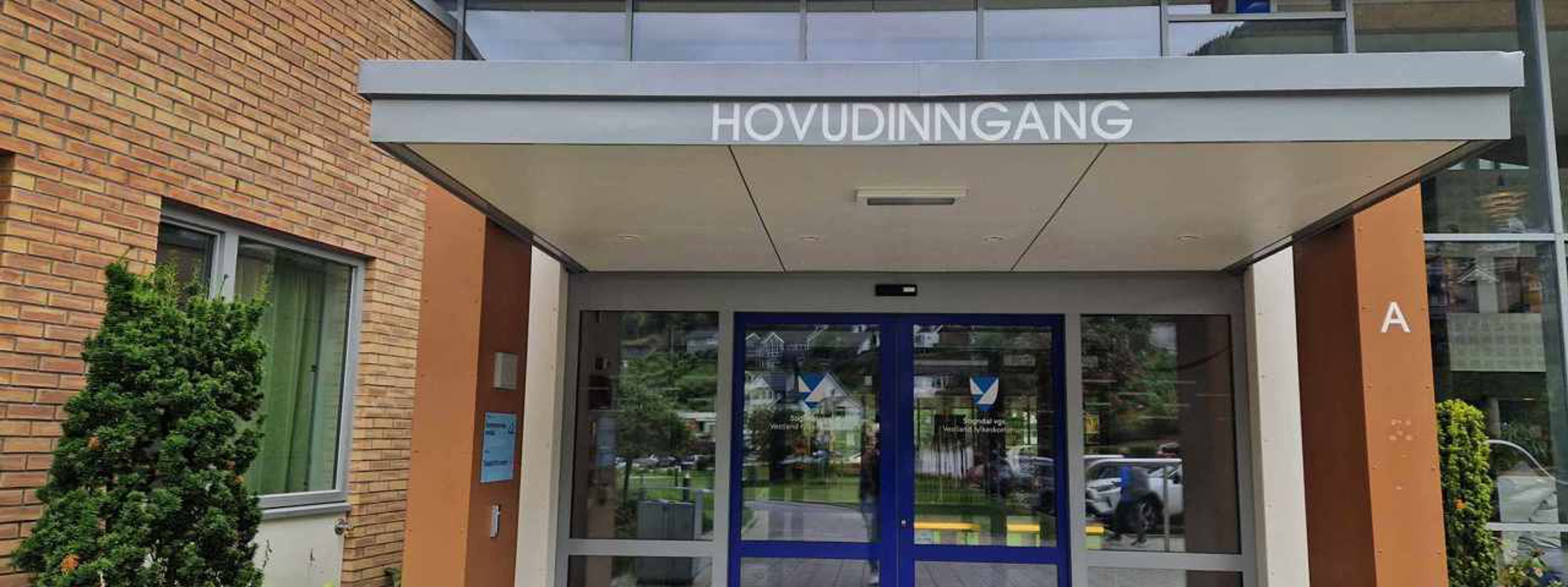 Bilde av inngangspartiet til Sogndal vidaregåande skule 