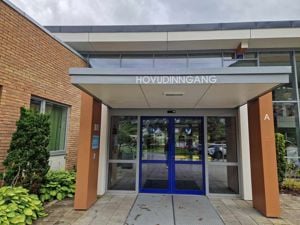 Bilde av inngangspartiet til Sogndal vidaregåande skule 