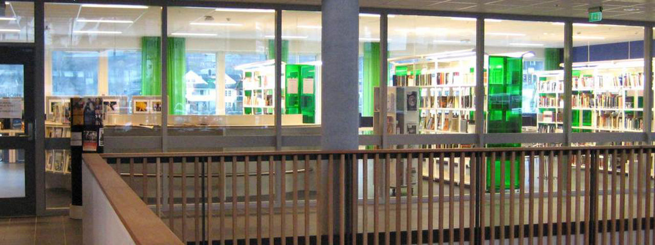 Biblioteket er plassert sentralt i skulen