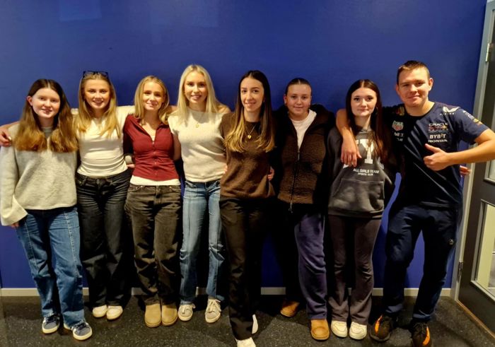 Elevrådet 2025/2026, elevrådleiar Jelena Radgkovic; elevrådsleiar, Selma Løkkebø Vedvik; nestleiar yrkesfag og Guro Kristine Hågvar, sekretær